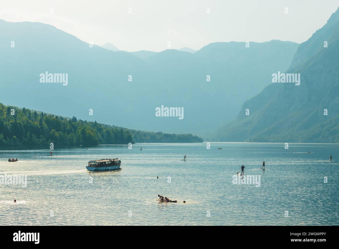 Wassersport und Freizeitaktivitäten am Nachmittag am Bohinj-See an einem lebhaften Sommertag mit selektivem Fokus Stockfoto