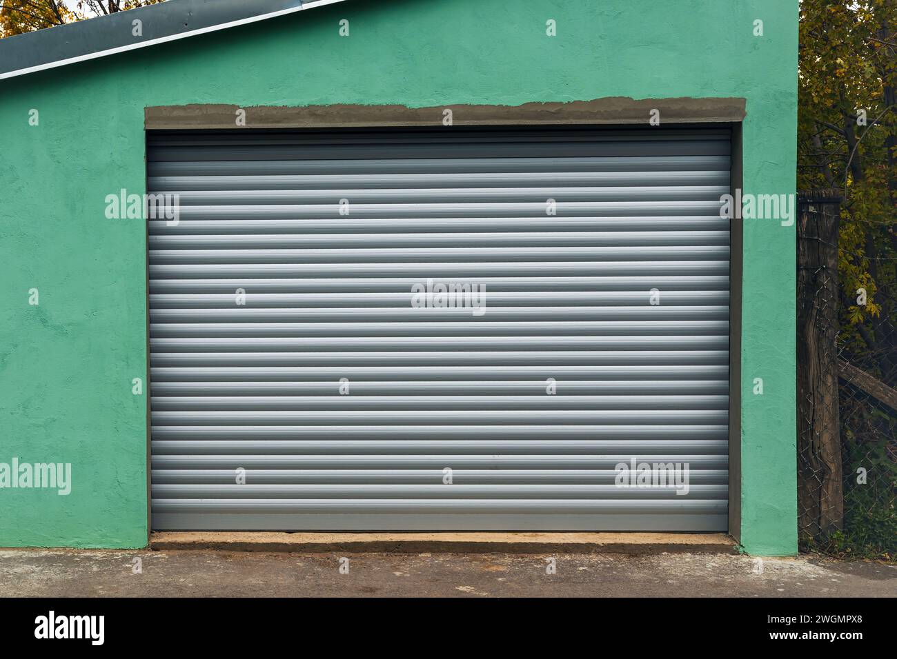 Alte Garage mit neuem Rolltor, Kopierraum inklusive Stockfoto