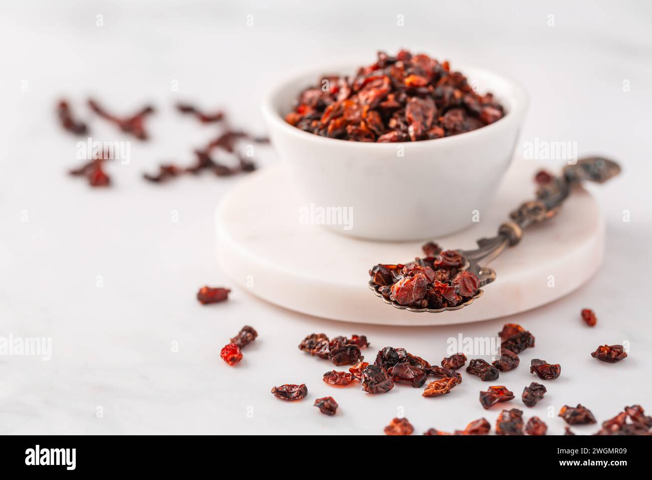 Haufen getrockneter Berberis vulgaris, gemeiner Berberitze, europäischer Berberitze oder Berberitze. Essbare pflanzliche Heilpflanze der roten Frucht. Stockfoto
