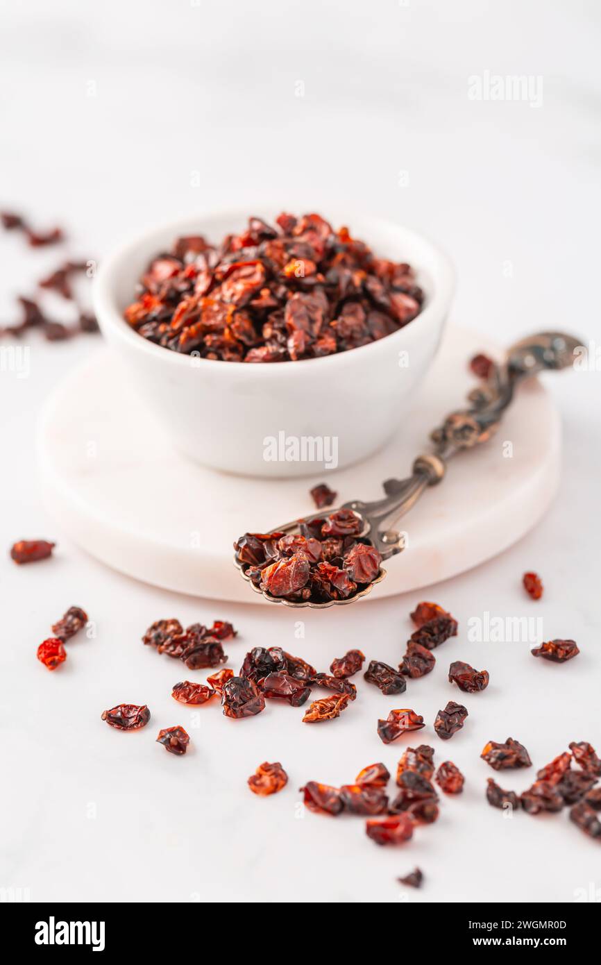 Haufen getrockneter Berberis vulgaris, gemeiner Berberitze, europäischer Berberitze oder Berberitze. Essbare pflanzliche Heilpflanze der roten Frucht. Stockfoto