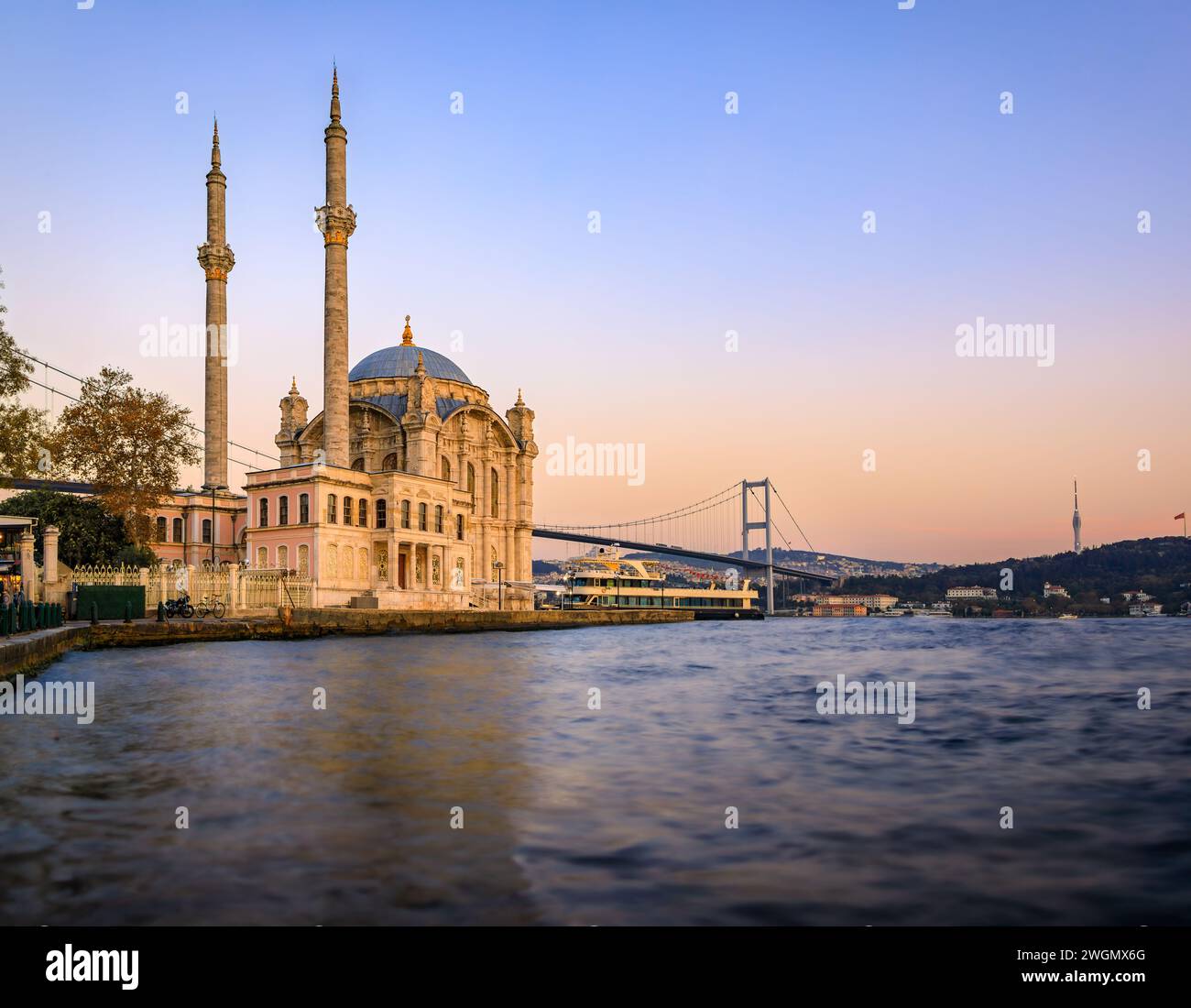 Malerische Stadtlandschaft mit der Bosporus-Straße und der Großen Mecidiye-Moschee Ortakoy-Moschee und der Bosporus-Brücke Istanbul, Türkei bei Sonnenuntergang Stockfoto