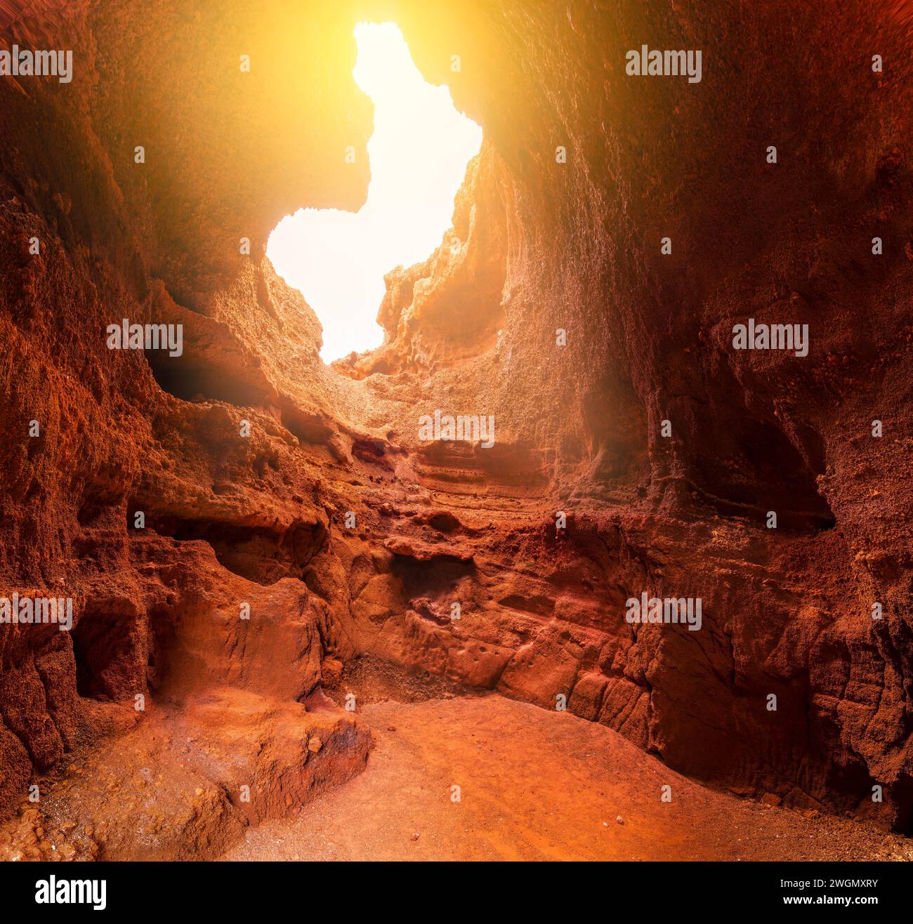 Entdecken Sie die verborgene Cueva de Montaña Cabrera auf Lanzarote, ein vulkanisches Wunder, das eine einzigartige unterirdische Perspektive und ein Fotografen-Paradies bietet. Stockfoto