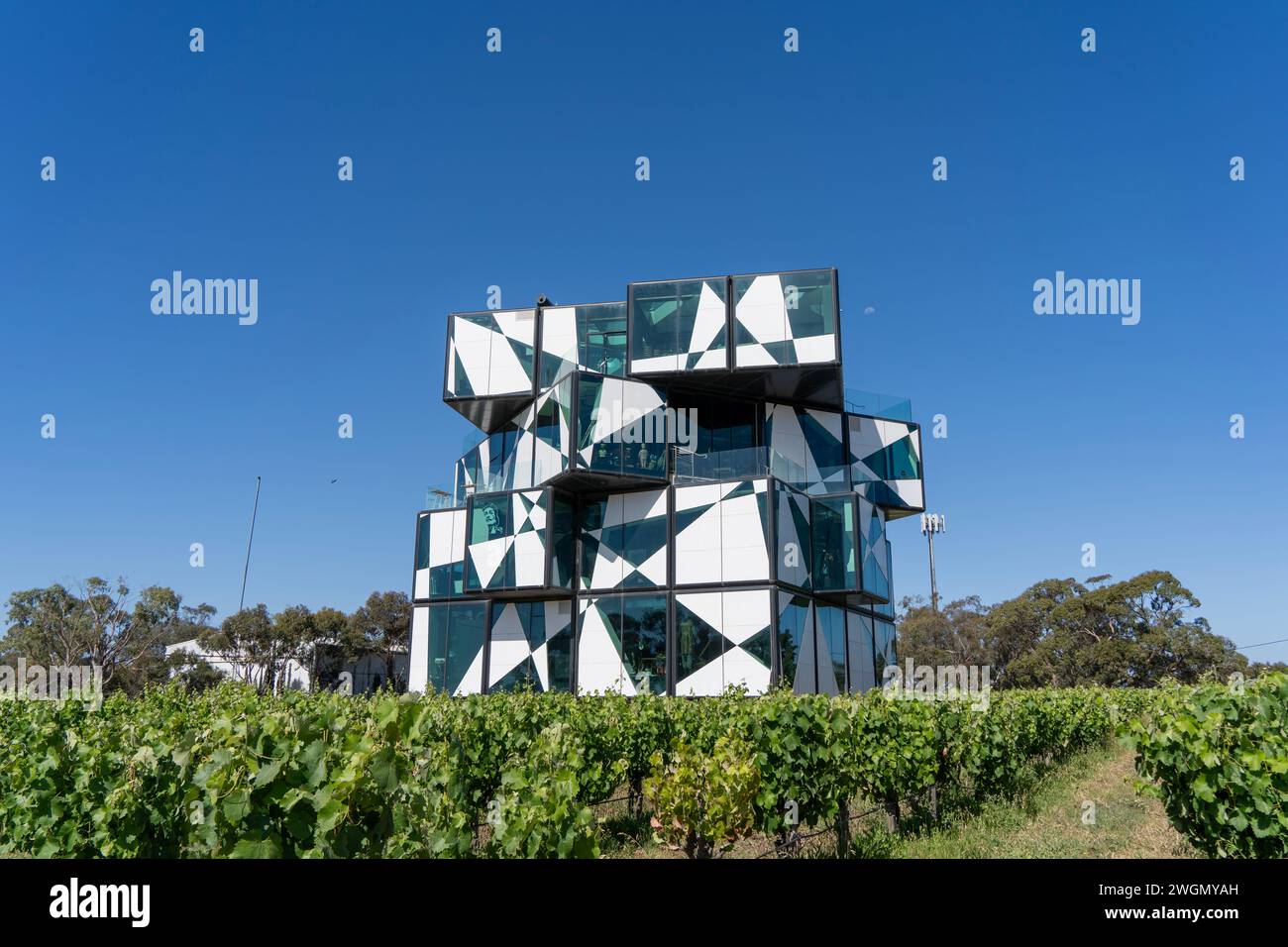 MCLAREN VALE, SA AUSTRALIEN - 22. November 2023: The Cube (d'Arenberg) , eine berühmte avantgardistische Weinkellerei und Kunstgalerie in McLaren Vale. Stockfoto