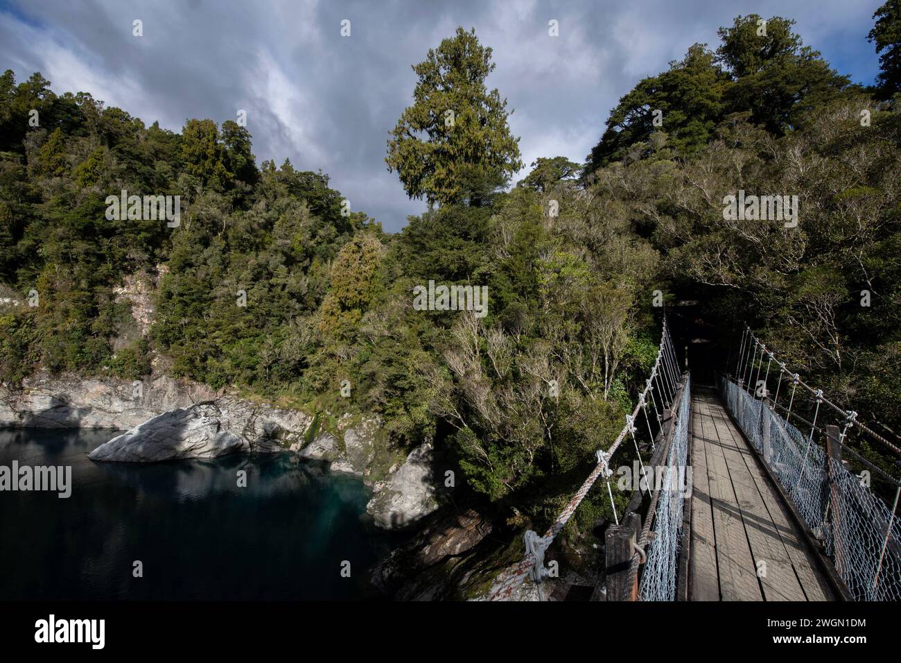 Hängebrücke über den Hokitika River, Hokitika Gorge, West Coast Region, South Island, Neuseeland Stockfoto