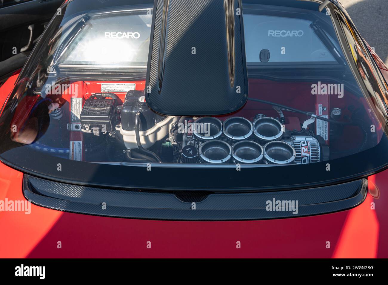 Detail des beeindruckenden V6-Saugmotors in zentraler Position des emblematischen japanischen Sportwagens Honda NSX Stockfoto