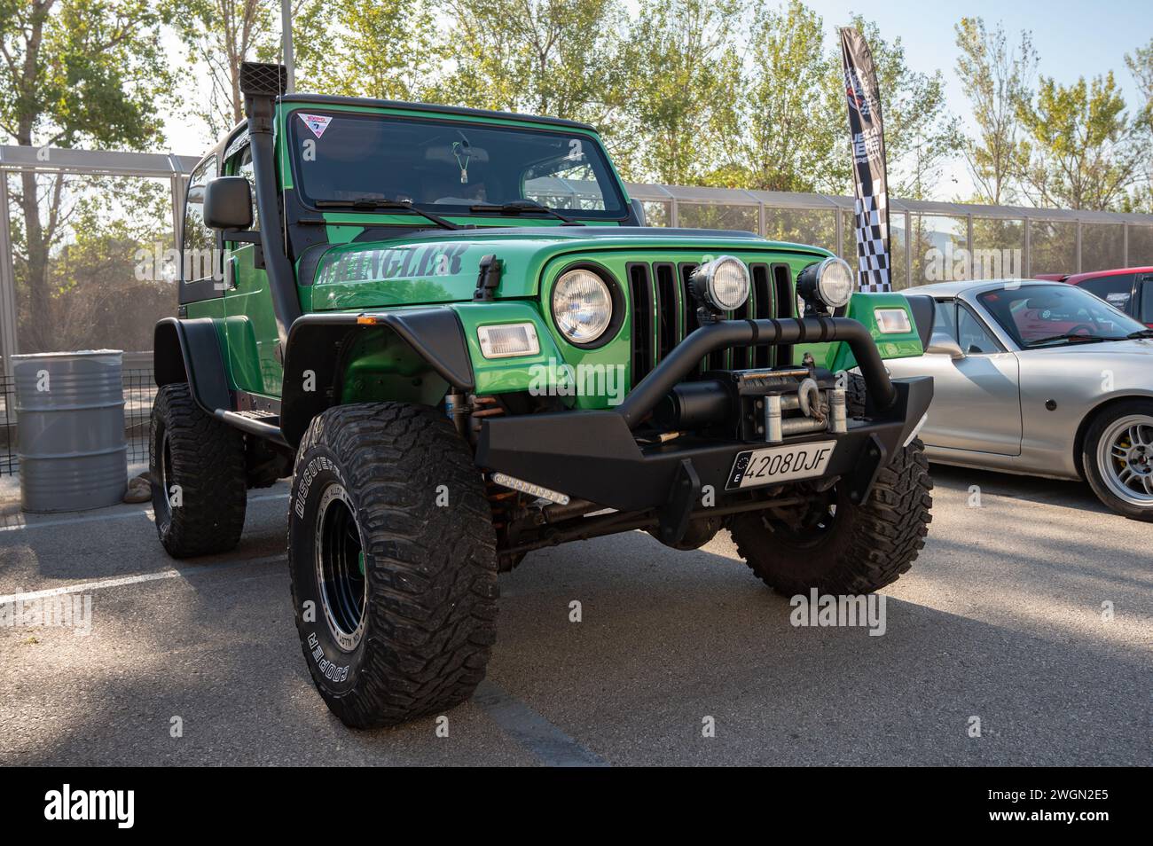 Vorderansicht eines grünen Jeep Wrangler bereit für Abenteuer Stockfoto