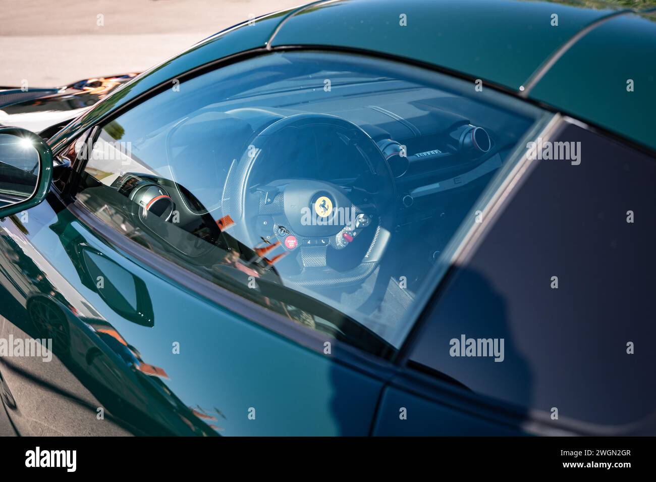 Blick auf das Cockpit durch die Fensterscheibe eines dunkelgrünen Ferrari 812 GTS Stockfoto