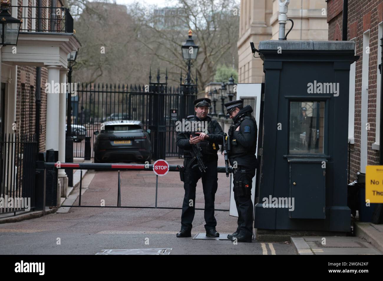 London, Großbritannien. Februar 2024. Bewaffnete Polizisten bewachen den Eingang zum Clarence House im Zentrum Londons. Buckingham Palace gab gestern bekannt, dass bei König Charles eine Krebsform diagnostiziert wurde, die bei einer kürzlich durchgeführten Behandlung einer vergrößerten Prostata entdeckt wurde. Foto: Ben Cawthra/SIPA USA Credit: SIPA USA/Alamy Live News Stockfoto