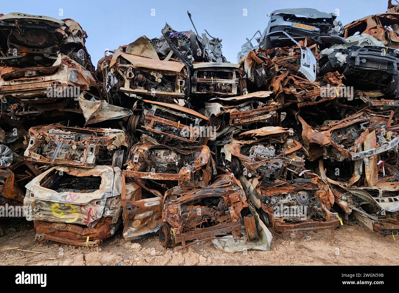 Überreste der verbrannten und beschädigten Autos, die den Teilnehmern des Musikfestivals Supernova gehörten. Am 7. Oktober 2023 attackierte die Hamas ISIS dieses Festival, tötete 364 israelische Besucher des Nova-Festivals und entführte Dutzende andere nach Gaza Stockfoto
