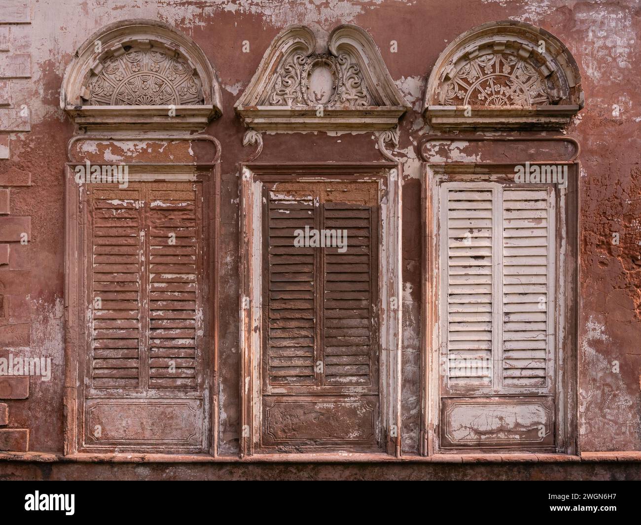 Blick auf wunderschöne alte falsche Fenster mit Stuckdekor an der Wand eines verlassenen Hauses in Panam City oder Panam Nagar, Sonargaon, Bangladesch Stockfoto