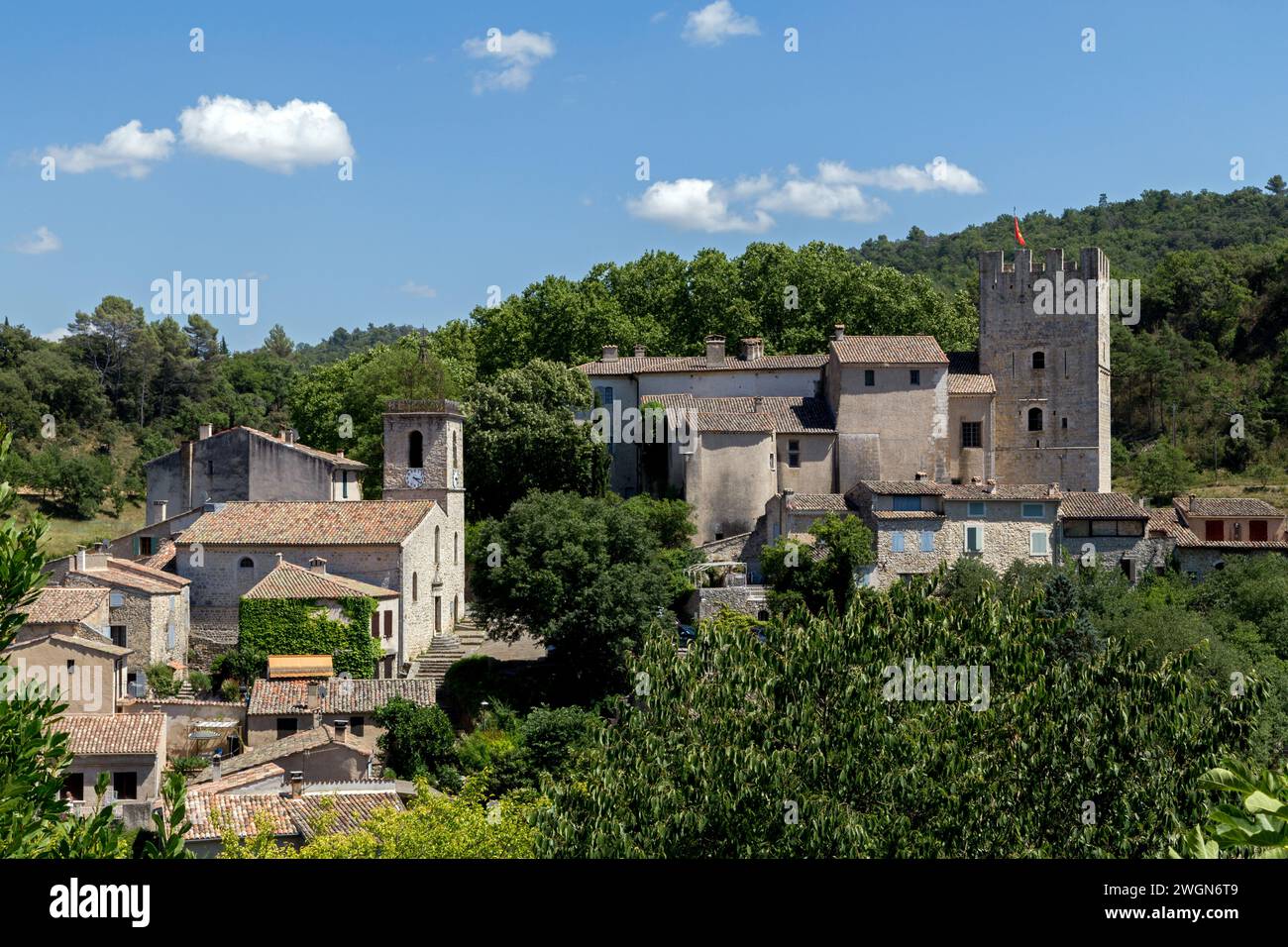 Blick auf das hoch gelegene Dorf und seine Burg. Esparron-de-Verdon. Alpes-de-Haute-Provence, Frankreich Stockfoto