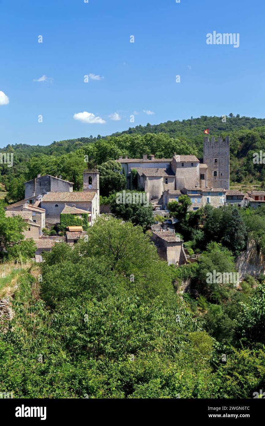 Blick auf das hoch gelegene Dorf und seine Burg. Esparron-de-Verdon. Alpes-de-Haute-Provence, Frankreich Stockfoto