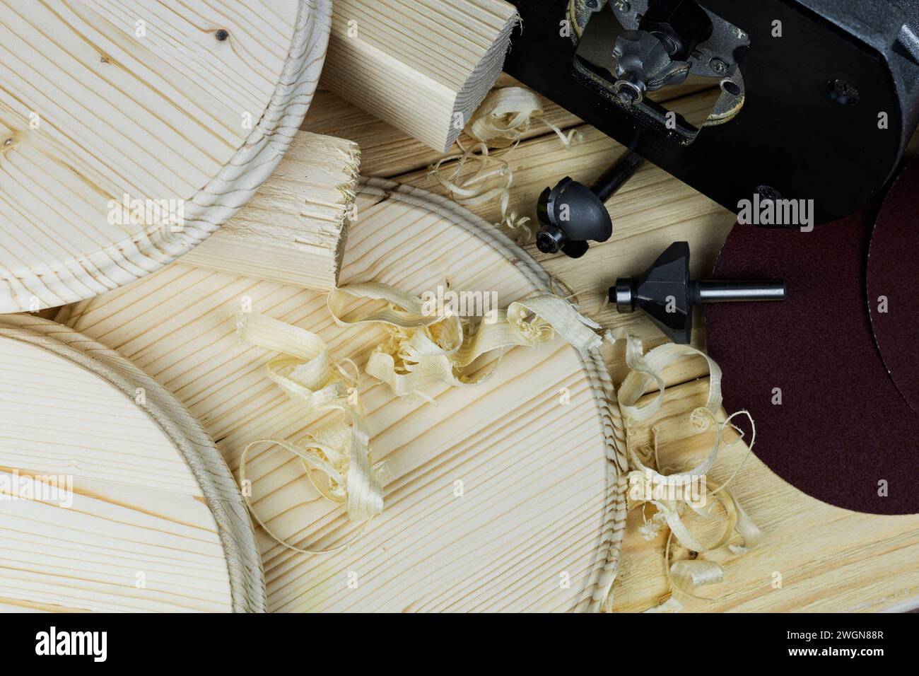 Holzschnitzerei. Produkte, die von einem Handwerker aus Holzdielen hergestellt wurden Stockfoto