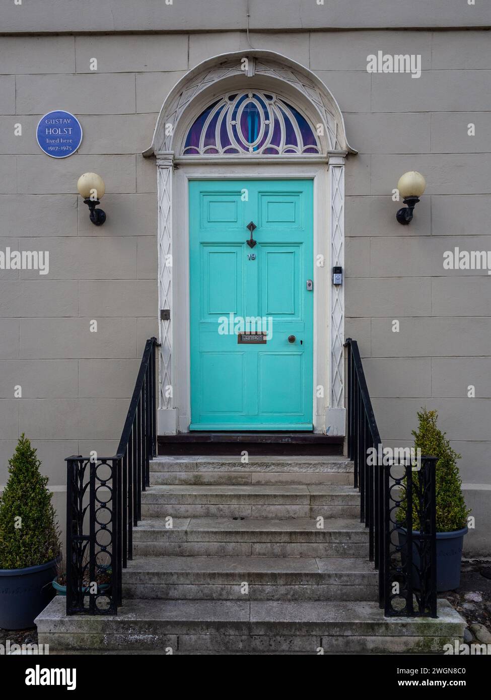 Eintritt zum ehemaligen Gustav Holst Haus, Thaxted, Essex; markiert mit einer blauen Tafel Stockfoto