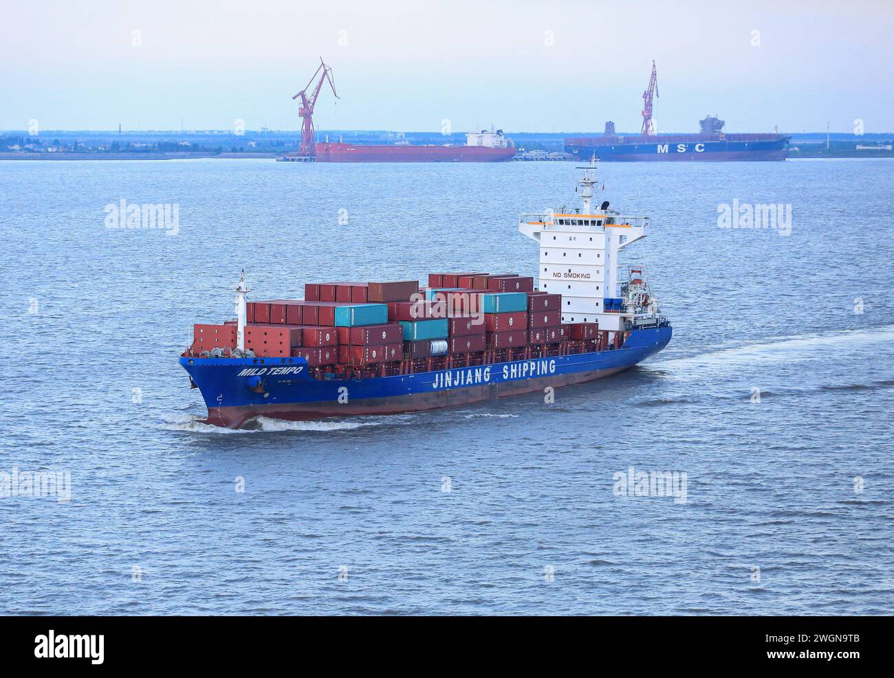 Containerschifffahrt IN MILDEM TEMPO von China nach Japan, Shanghai Jinjiang Shipping Group, Nord- und Südostasien Routen, Seeverkehrsbranche Stockfoto