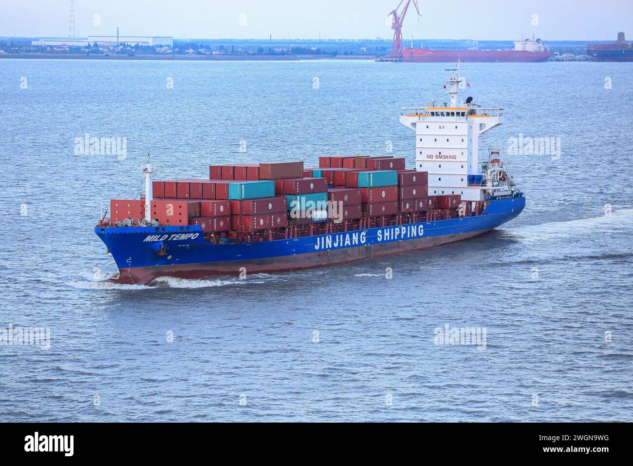 Containerschifffahrt IN MILDEM TEMPO von China nach Japan, Shanghai Jinjiang Shipping Group, Nord- und Südostasien Routen, Seeverkehrsbranche Stockfoto