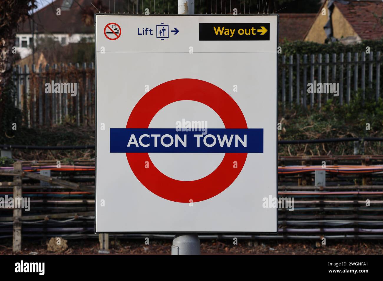 Schild zur Acton Town London U-Bahn-Station Stockfoto