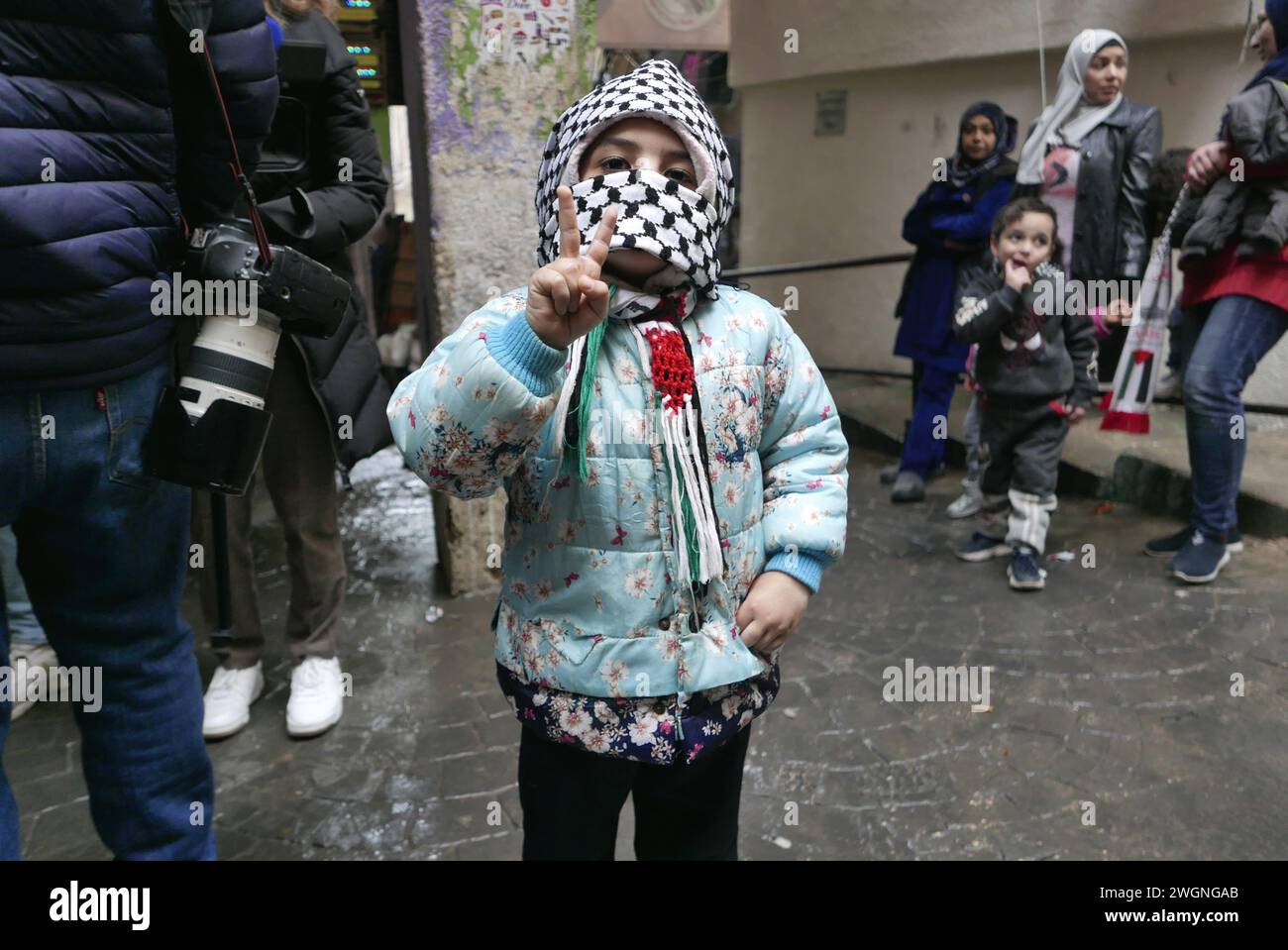 Beirut, Libanon. Februar 2024. Die Einwohner von Burj al-Barajneh fordern dringend die Wiedereinsetzung von Mitteln des UNRWA außerhalb des Büros des UNRWA (UN Relief and Works Agency for Palestine Refugees in the Near East) im Lager, Beirut, Libanon, 5. Februar 2024. Das UNRWA ist die wichtigste humanitäre Hilfsorganisation für die palästinensische Bevölkerung im Gazastreifen. Das Lager Burj al-Barajneh wurde 1948 gegründet und befindet sich im südlichen Vorort Beirut. (Foto: Elisa Gestri/SIPA USA) Credit: SIPA USA/Alamy Live News Stockfoto