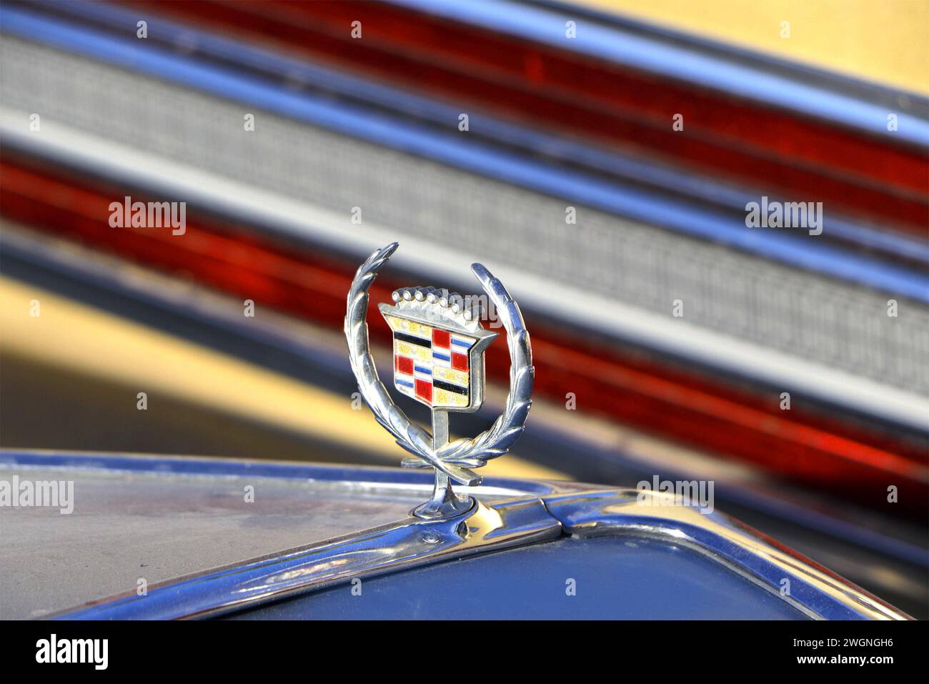 Nahaufnahme einer klassischen Cadillac-Autohaube mit verschwommenem Hintergrund. Stockfoto