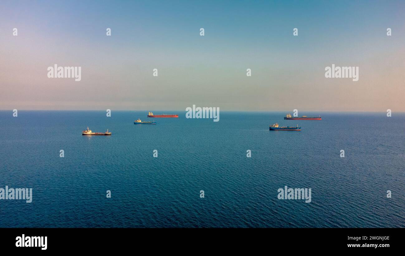 Boote, die in der Nähe der Küste von Limassol in Zypern segeln Stockfoto