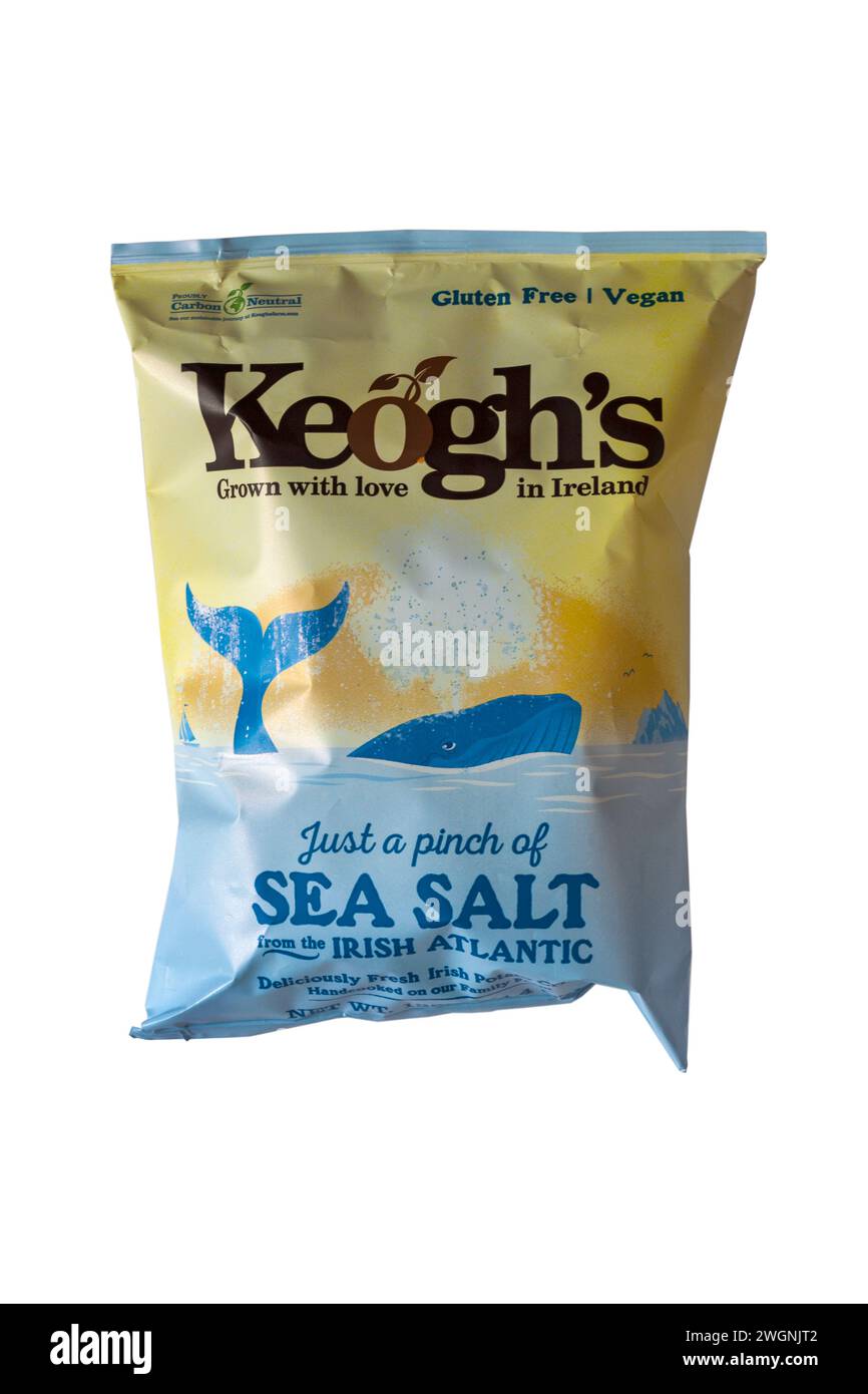 Packtasche mit Keogh's nur eine Prise Meersalz aus den irischen Atlantik-Crisps köstlich frische irische Kartoffelchips isoliert auf weißem Hintergrund Stockfoto