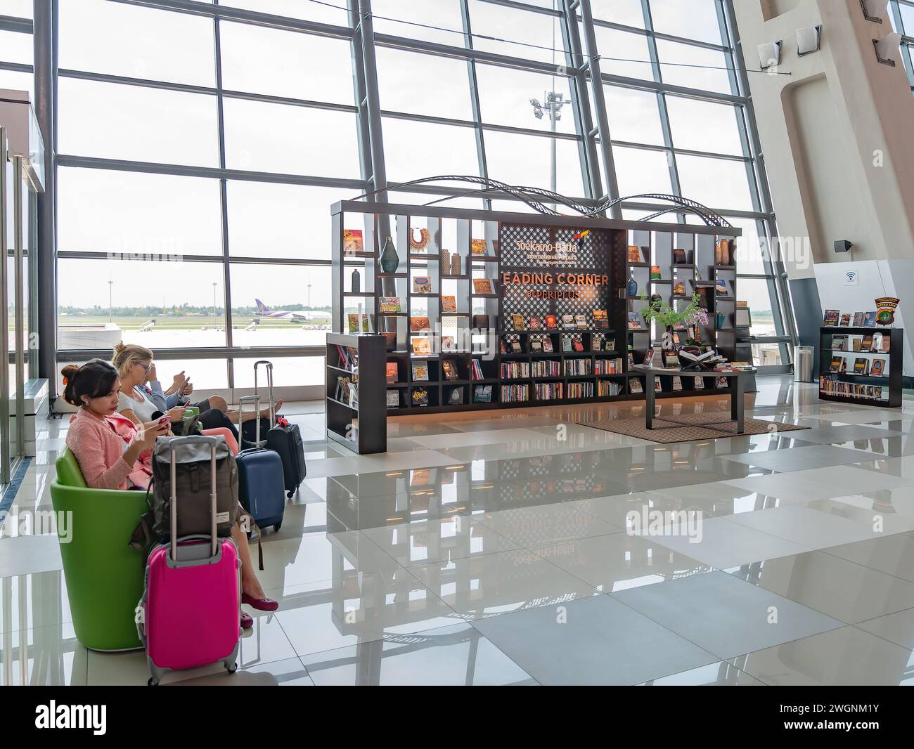 Leseecke im Abflugbereich am Soekarno-Hatta International Airport Terminal 3 in Jakarta, Indonesien. Terminal 3 ist das neueste Terminal der Th Stockfoto