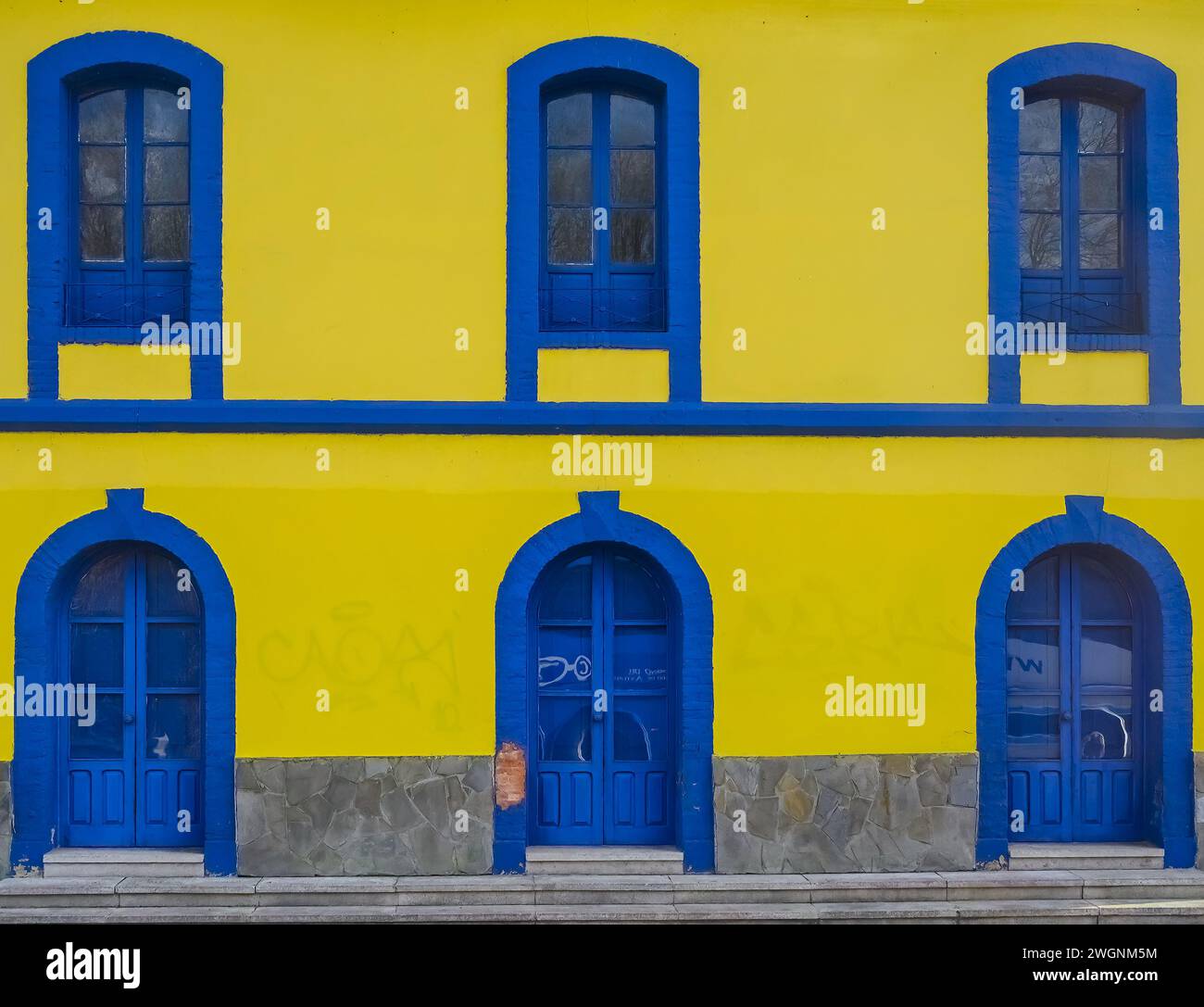 Ländliches Asturien, Spanien, Bahnhofsgebäude-Architektur außen, Renfe Feve Stockfoto