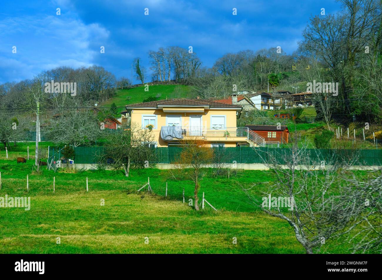 Ländliche Asturien, Spanien, Gebäude Außenarchitektur in einer Landschaft Stockfoto