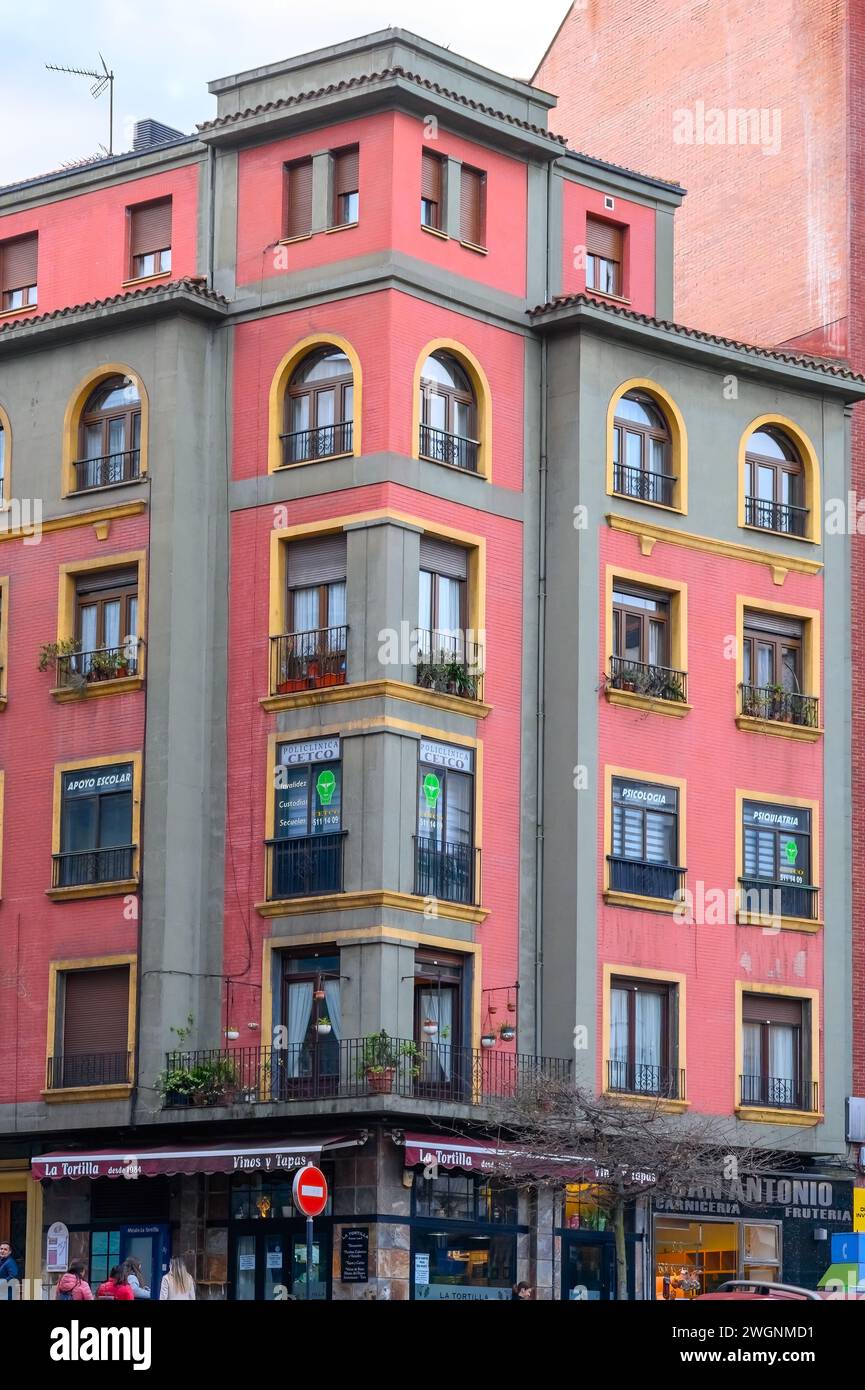 OVIEDO, SPANIEN, Fenster und pinkfarbene Wände im Außenbereich des Gebäudes Stockfoto