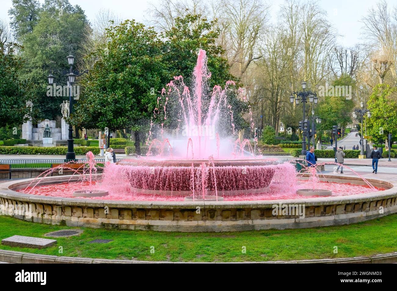 OVIEDO, SPANIEN, Stadtplatz namens La Escandalera, ein Brunnen mit rotem Wasser Stockfoto