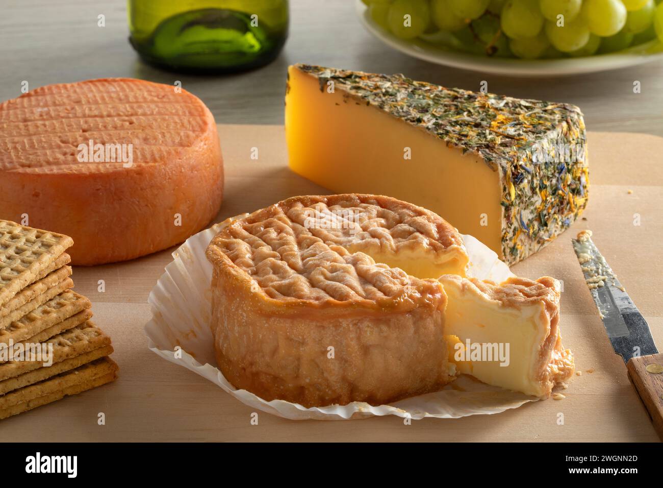 Schneidebrett mit einer Variante von Käse als Dessert aus nächster Nähe Stockfoto