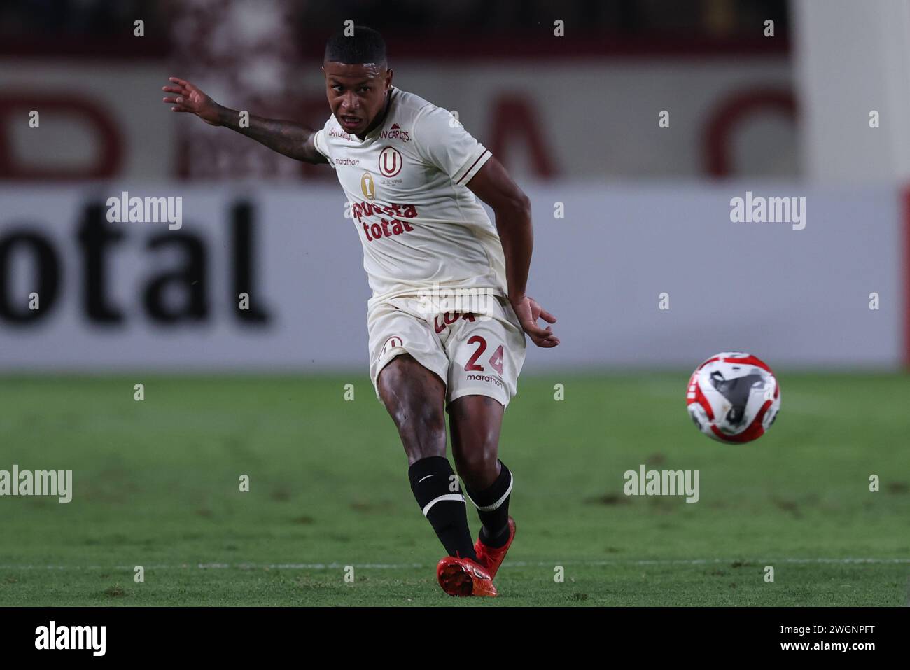 Andy Polo von Universitario de Deportes während des Torneo Apertura Liga 1 spielte Apuesta Total 2024 Spiel zwischen Universitario de Deportes und Atletico Grau am 4. Februar 2024 im Monumental Stadium in Lima, Peru. (Foto: Miguel Marrufo / PRESSINPHOTO) Stockfoto