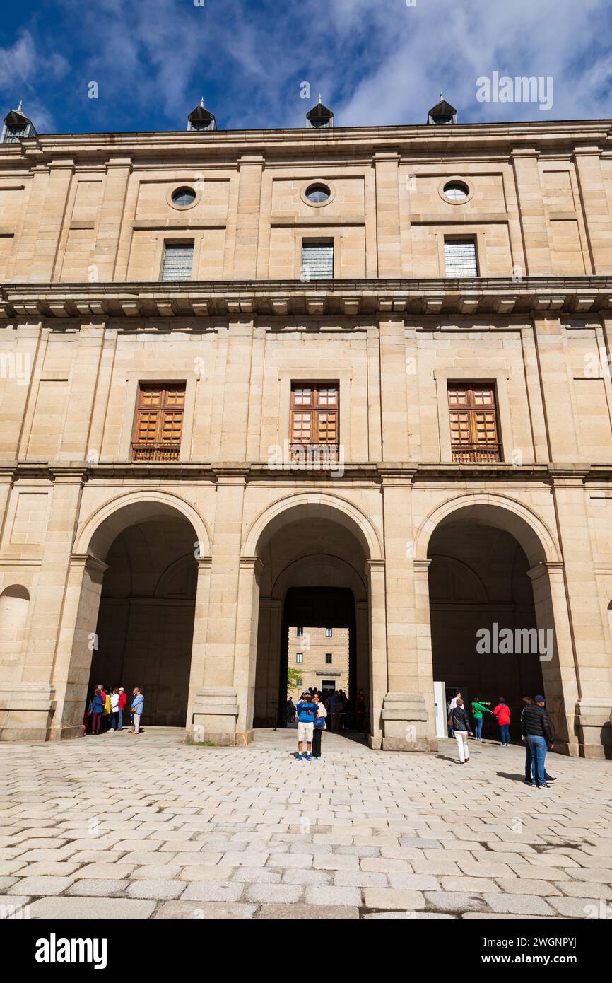 Touristen im Kloster El Escorial, Madrid, Spanien. Mai 2018 Stockfoto