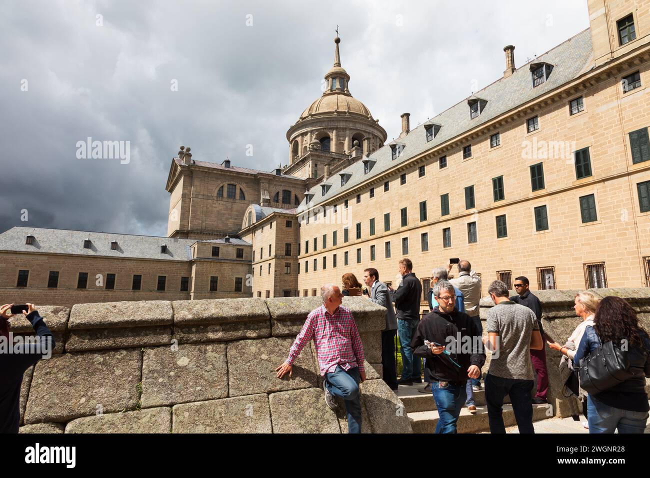 Touristen im Kloster El Escorial, Madrid, Spanien. Mai 2018 Stockfoto