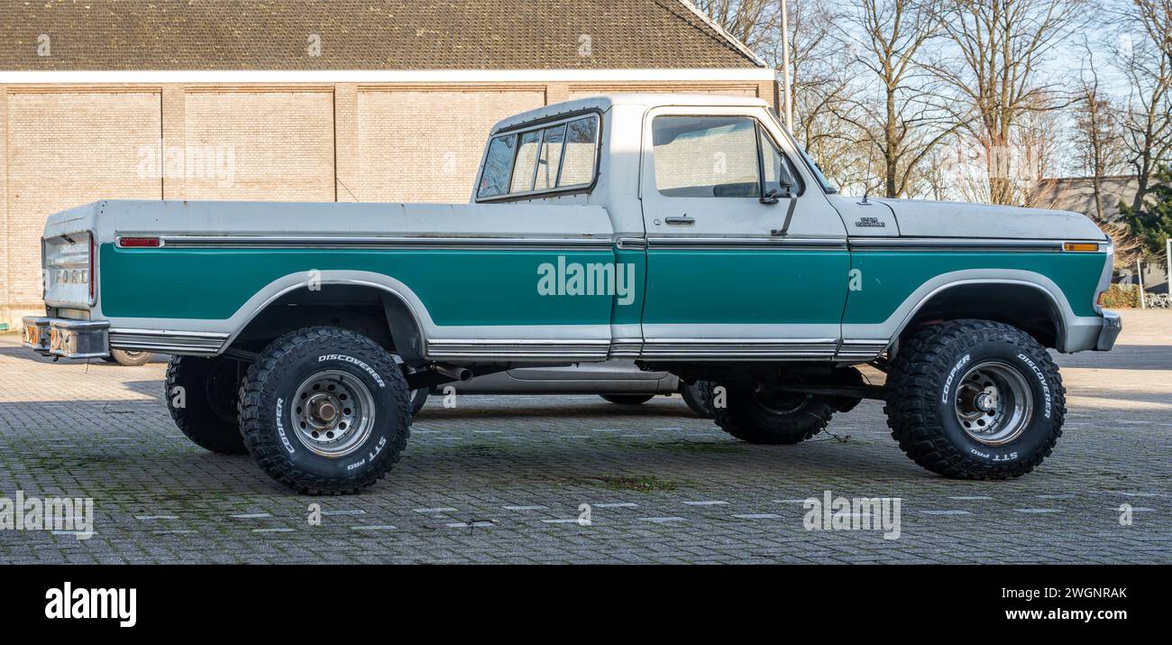 Schoonhoven, Niederlande, 28.01.2024, Seitenansicht des klassischen Pick-up-Trucks Ford F100 Ranger von 1979 Stockfoto