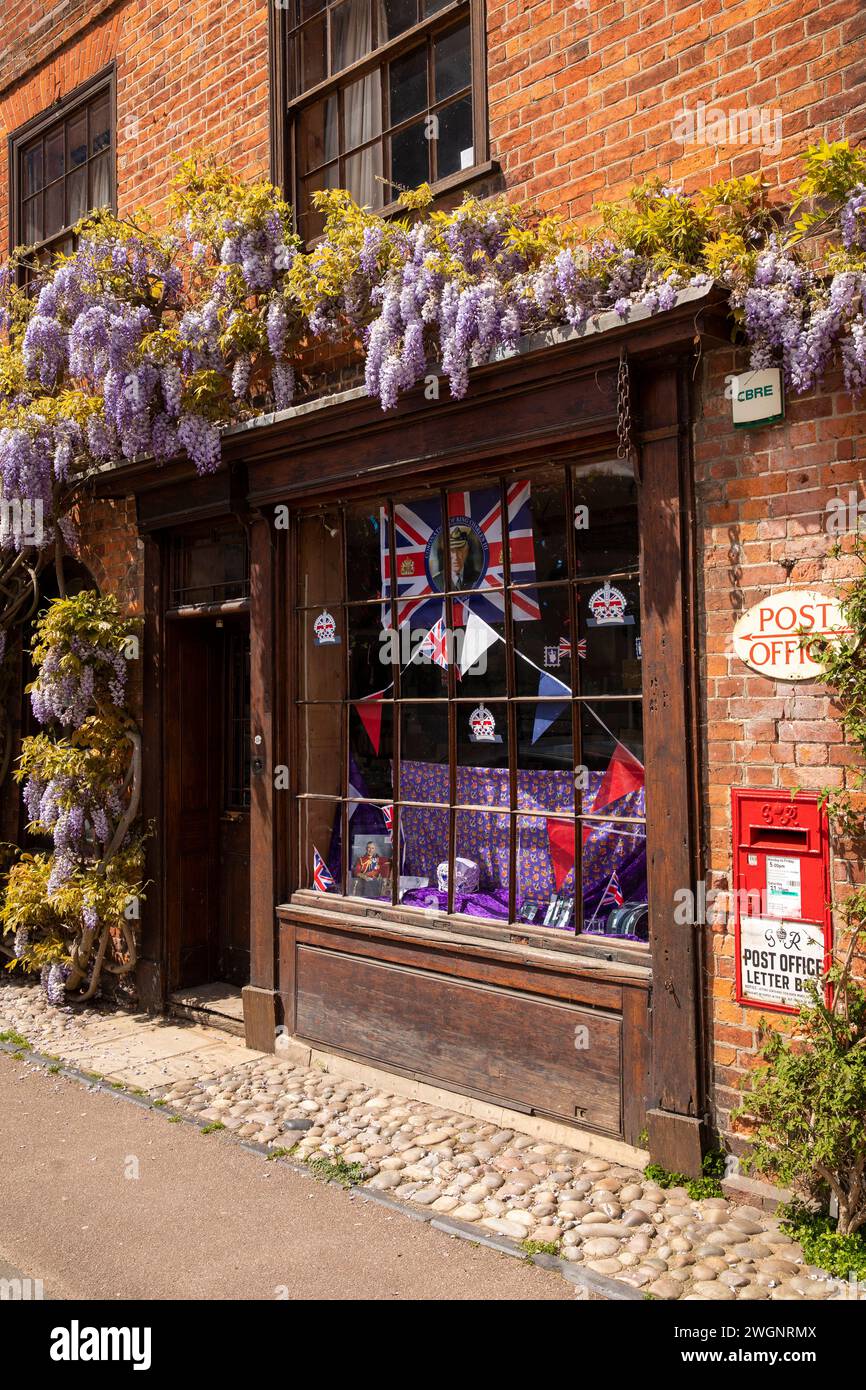Großbritannien, England, Suffolk, Nayland, Mill Street, Wisteria hängte das Postamt-Fenster Stockfoto
