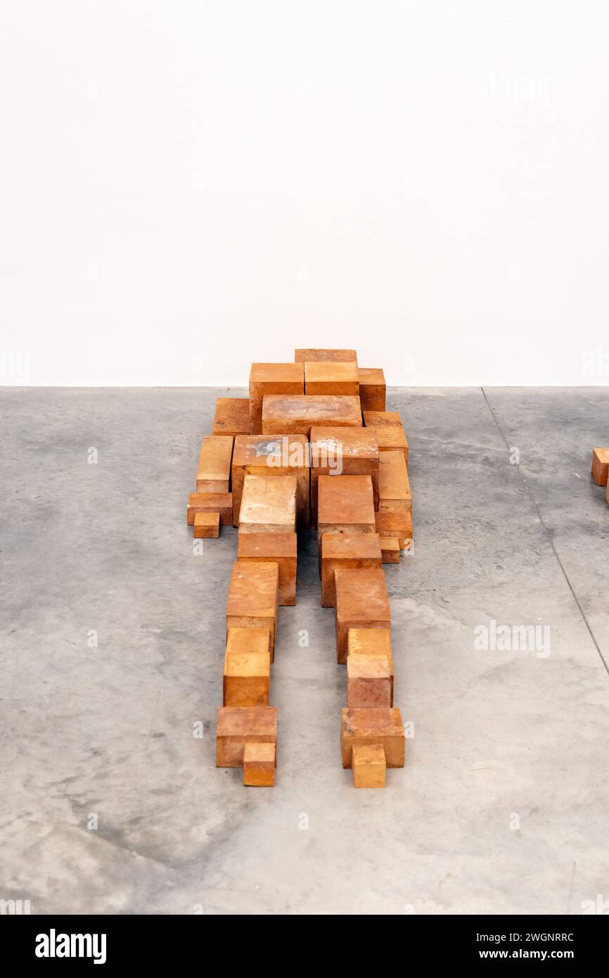 Skulptur „Resting Place“ (2023) in der Ausstellung „Body Politic“ Antony Gormley in der White Cube Gallery, London, England Stockfoto