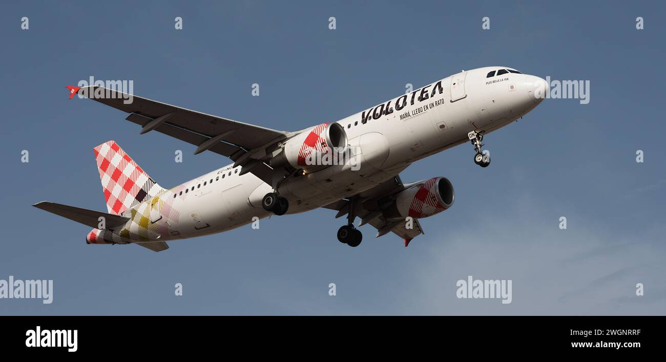 Teneriffa, Spanien, 28. Januar 2024. Airbus A320-216 Volotea Airlines fliegt am blauen Himmel. Landet am Flughafen Teneriffa Stockfoto