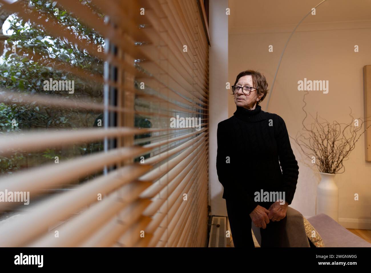 Judy Simon, Holocaust-Überlebende, war ein Kind, als sie 1945 aus einem Konzentrationslager befreit wurde, fotografiert in England 2024 Stockfoto