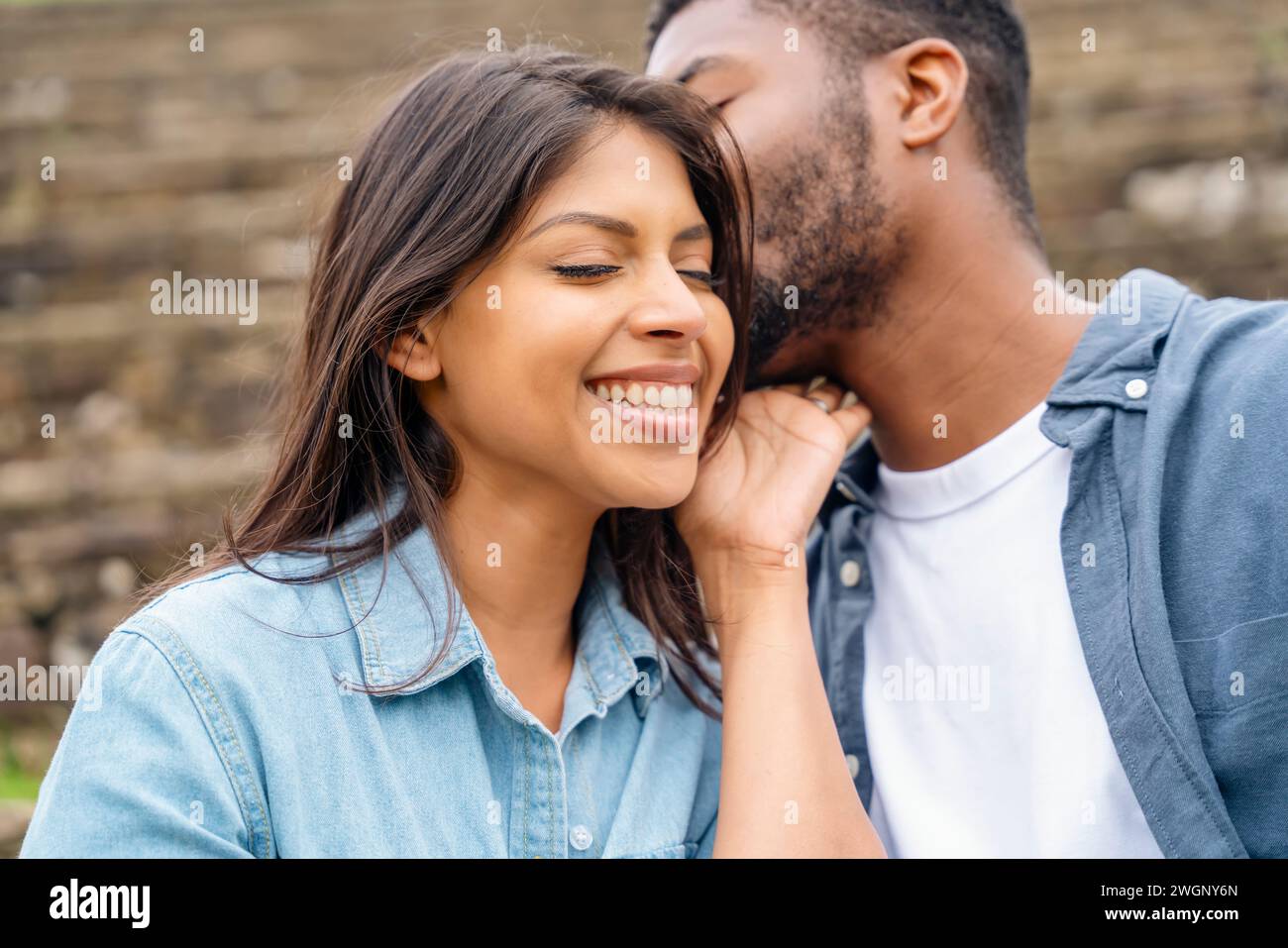 Glückliches junges Paar, das sich verliebt, echa andere spricht, küsst, umarmt, Lifstyle-Konzept Stockfoto