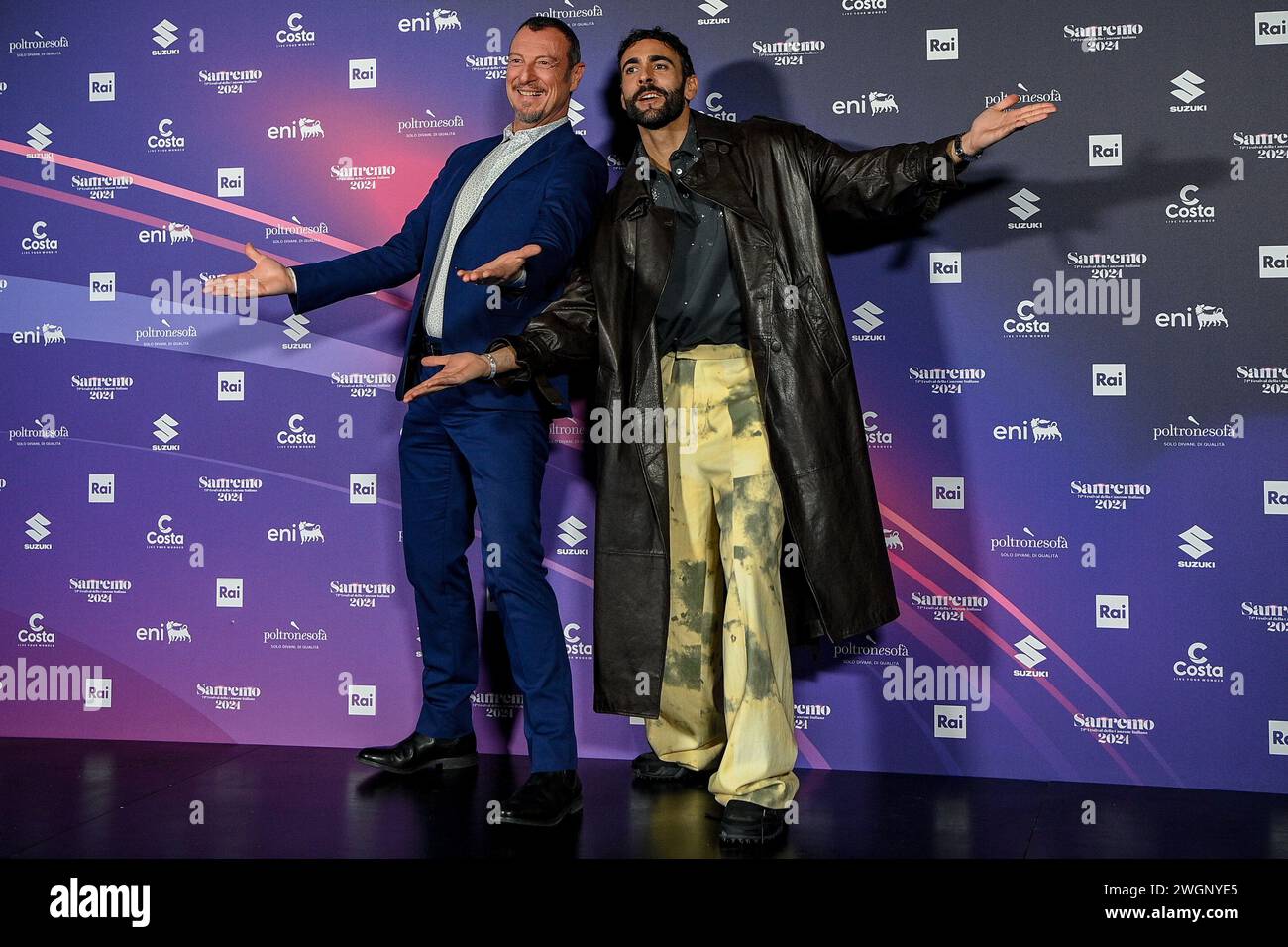 Amadeus und Marco Mengoni (Sänger, Preisträger der Ausgabe 2023) nehmen am Dienstag, den 6. FEBRUAR 2024, an einem Fotobesuch beim 74. SANREMO Italian Song Festival im Ariston Theatre in Sanremo, Norditalien Teil. Unterhaltung. (Foto: Marco Alpozzi/Lapresse) Stockfoto