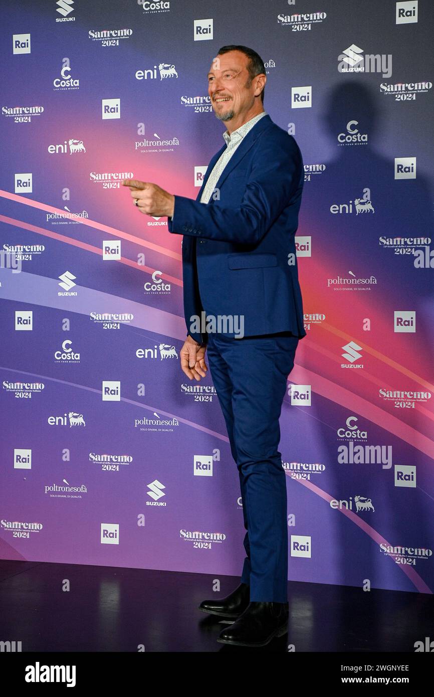 Amadeus nimmt am Dienstag, den 6. FEBRUAR 2024, an einem Fotobesuch bei der 74. Ausgabe des SANREMO Italian Song Festivals im Ariston Theatre in Sanremo, Norditalien Teil. Unterhaltung. (Foto: Marco Alpozzi/Lapresse) Stockfoto