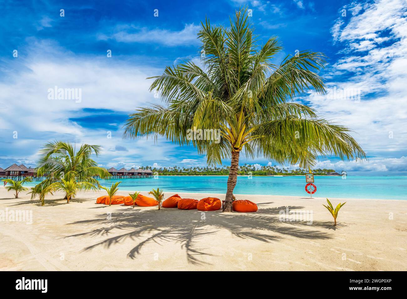 Malerischer Blick auf den Strand auf den Malediven mit türkisfarbenem Wasser und Palmen Stockfoto