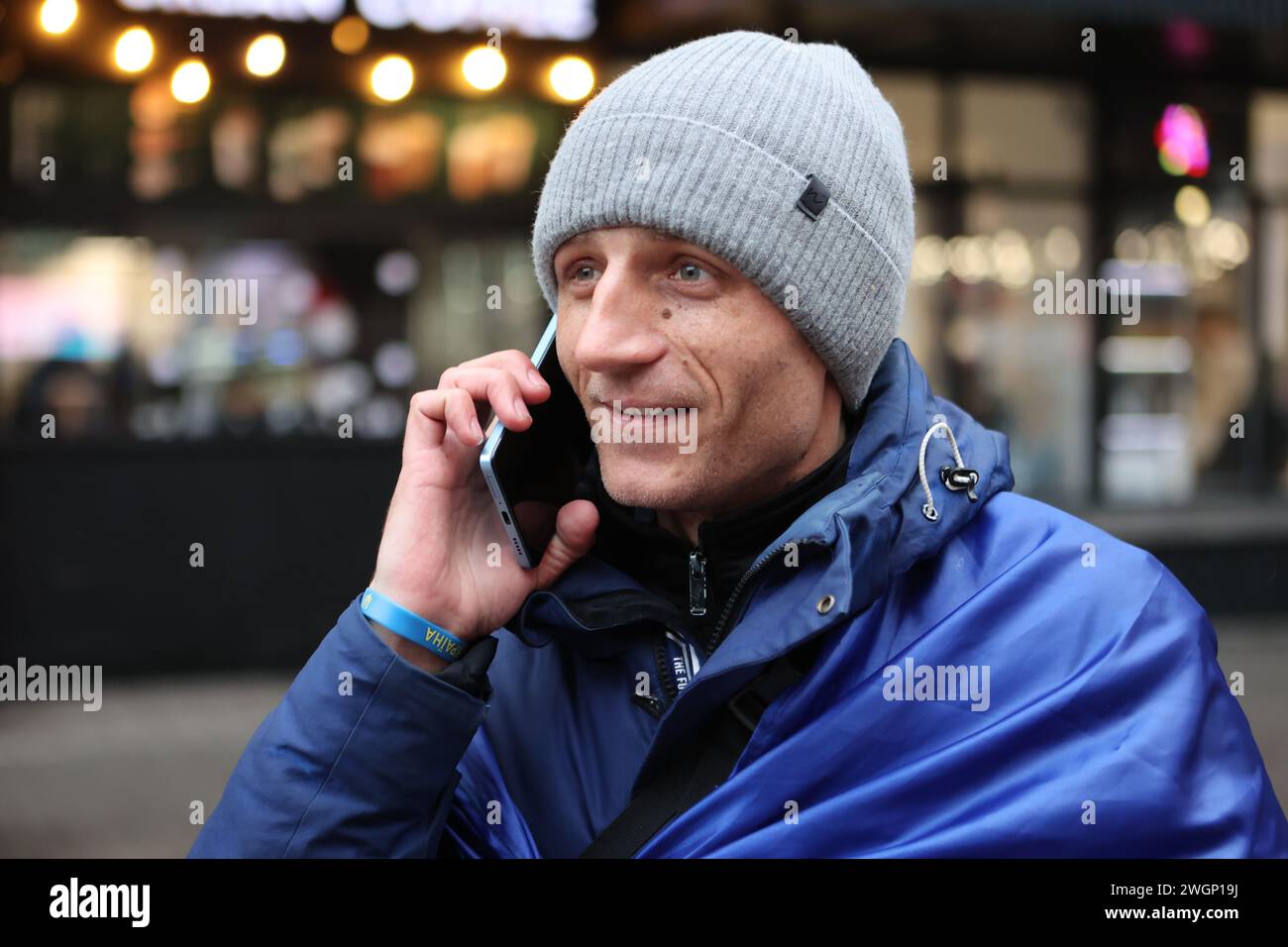 IWANO-FRANKIWSK, UKRAINE - 05. FEBRUAR 2024 - Ein Freiwilliger, Blogger und ehemaliger Asow-Regimentssoldat Petro Skrypka, der von Kiew nach Iwano-Frankiwsk ging, um Geld für die ukrainischen Streitkräfte zu sammeln, spricht am Telefon, Iwano-Frankowsk, Westukraine. Stockfoto