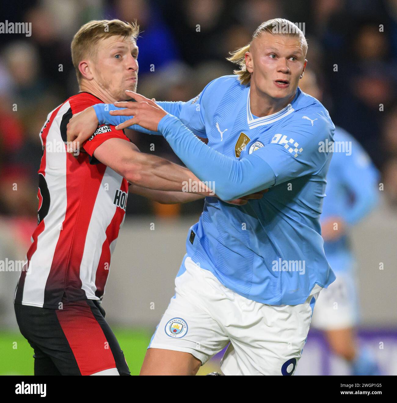 London, Großbritannien. Februar 2024 - Brentford gegen Manchester City - Premier League - Gtech Community Stadium. Erling Haaland in Manchester City und Ben Mee in Brentford in Aktion. Bildnachweis: Mark Pain / Alamy Live News Stockfoto