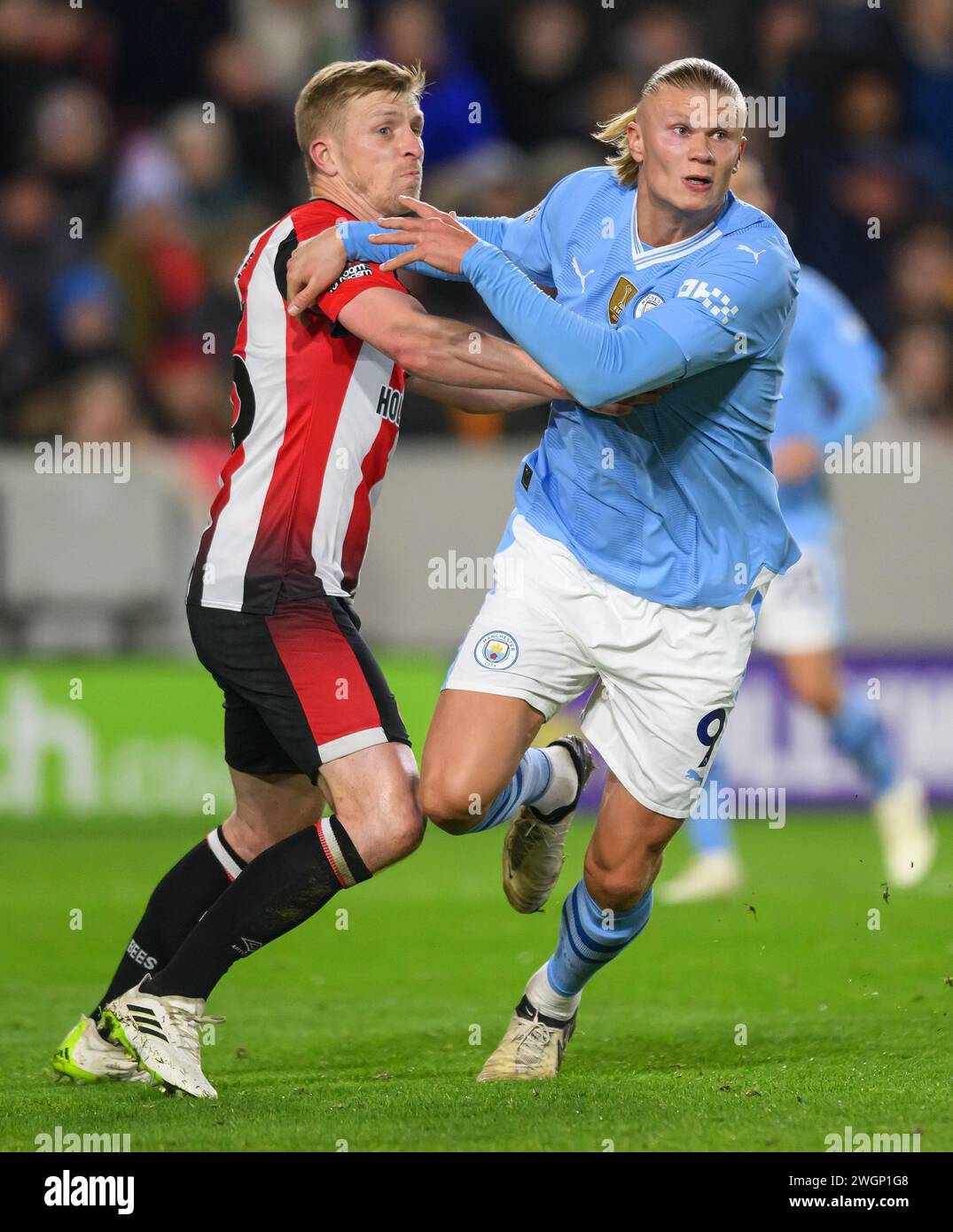 London, Großbritannien. Februar 2024 - Brentford gegen Manchester City - Premier League - Gtech Community Stadium. Erling Haaland in Manchester City und Ben Mee in Brentford in Aktion. Bildnachweis: Mark Pain / Alamy Live News Stockfoto