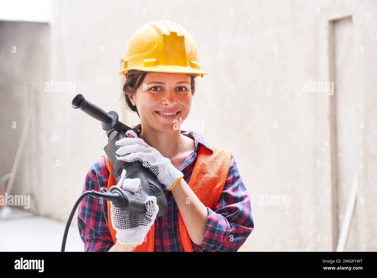 Lächelnde Ingenieurin in Arbeitskleidung Stockfoto