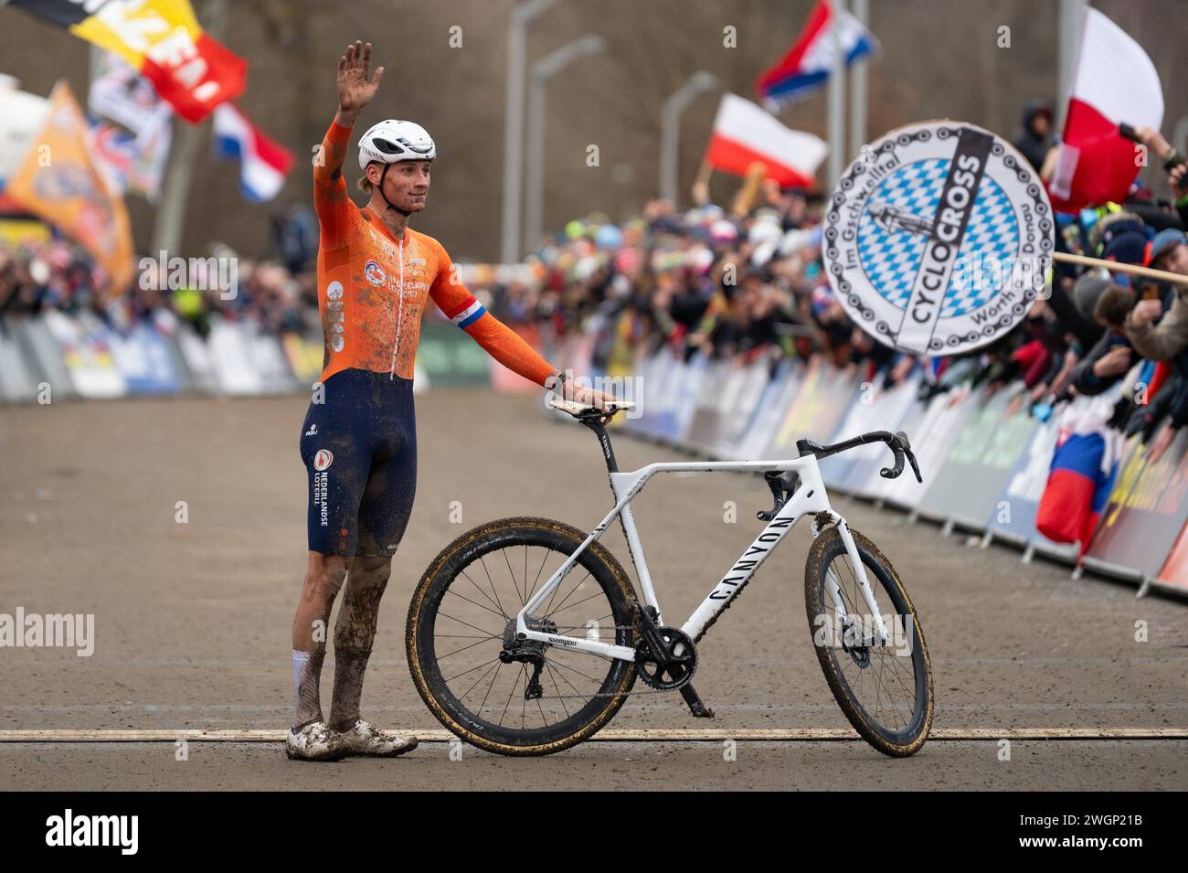 Mathieu van der Poel winkt dem Publikum auf der Ziellinie zu, als er die UCI Cyclocross Weltmeisterschaft in Tábor, Tschechien, gewinnt Stockfoto