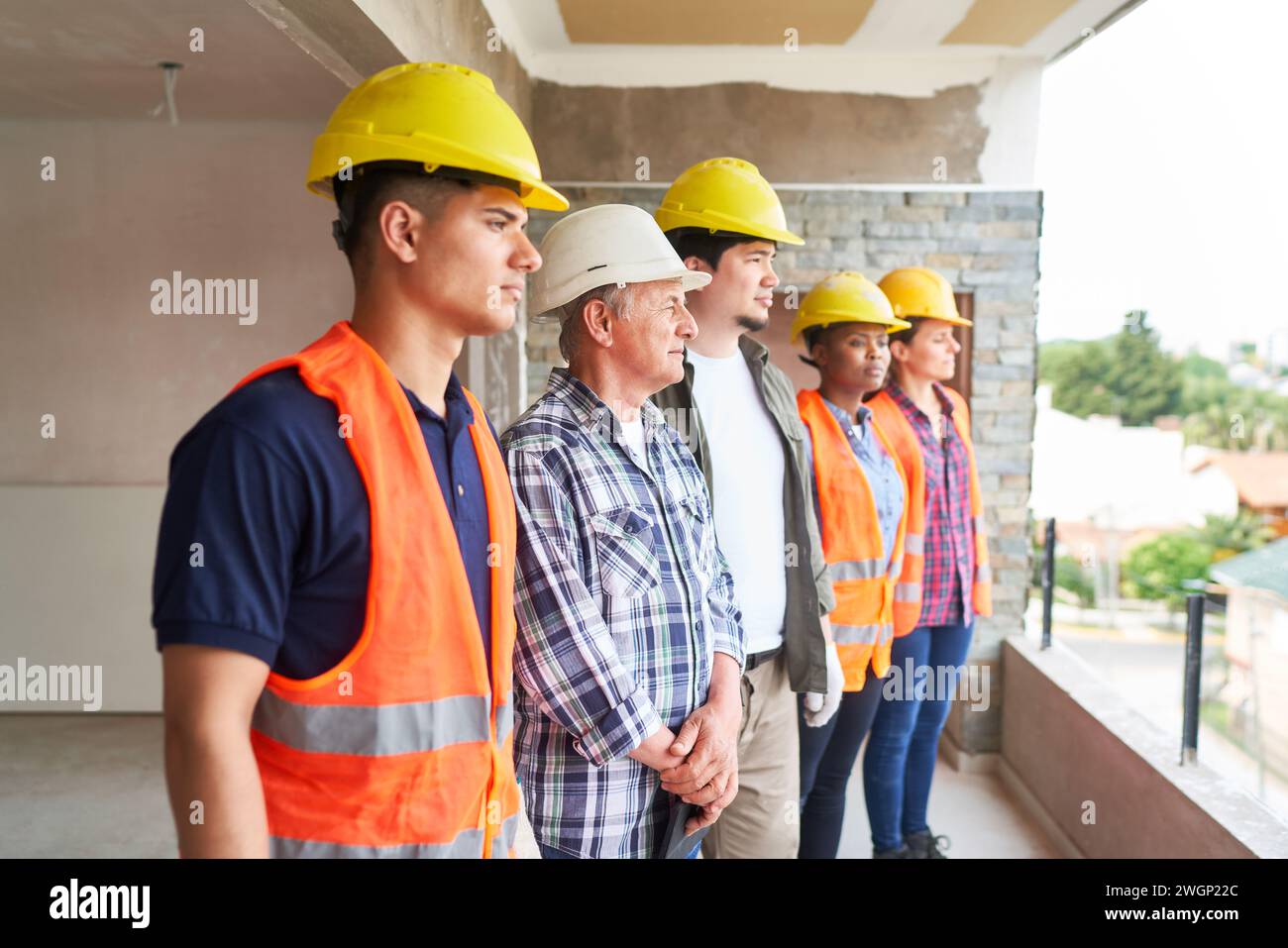 Team von Arbeitnehmern, die Arbeitskleidung tragen Stockfoto