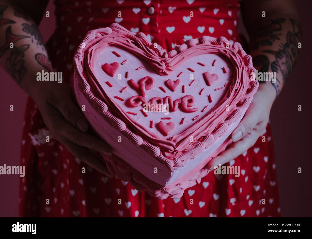 Valentinstag rosafarbene Retro-Herztorte Stockfoto
